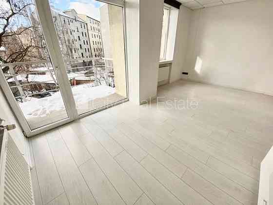 Фасадный дом, реновированный дом, вход с улицы, лифт, лестничная клетка после Rīga