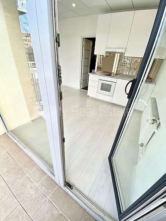 Fasādes māja, renovēta māja, ieeja no ielas, ir lifts, kāpņu telpa pēc kapitālā remonta, Rīga - foto 12