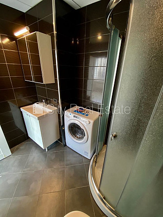 Fasādes māja, renovēta māja, ieeja no ielas, ir lifts, kāpņu telpa pēc kapitālā remonta, Rīga - foto 14