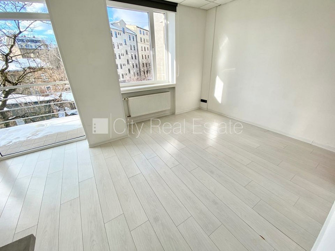 Fasādes māja, renovēta māja, ieeja no ielas, ir lifts, kāpņu telpa pēc kapitālā remonta, Rīga - foto 2