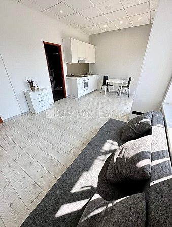 Fasādes māja, renovēta māja, ieeja no ielas, ir lifts, kāpņu telpa pēc kapitālā remonta, Rīga - foto 10