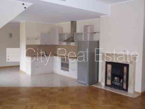 Фасадный дом, реновированный дом, вход с улицы, лифт, лестничная клетка после Rīga