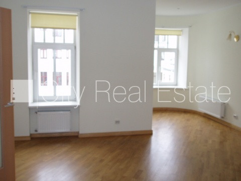 Fasādes māja, renovēta māja, ieeja no ielas, ir lifts, kāpņu telpa pēc kosmētiskā remonta, Rīga - foto 15