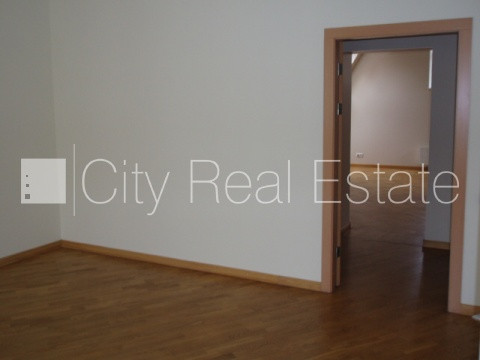 Fasādes māja, renovēta māja, ieeja no ielas, ir lifts, kāpņu telpa pēc kosmētiskā remonta, Rīga - foto 17