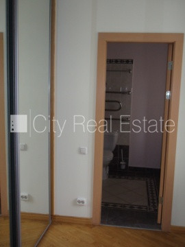 Fasādes māja, renovēta māja, ieeja no ielas, ir lifts, kāpņu telpa pēc kosmētiskā remonta, Rīga - foto 20