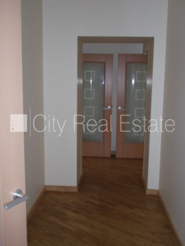 Fasādes māja, renovēta māja, ieeja no ielas, ir lifts, kāpņu telpa pēc kosmētiskā remonta, Rīga - foto 14