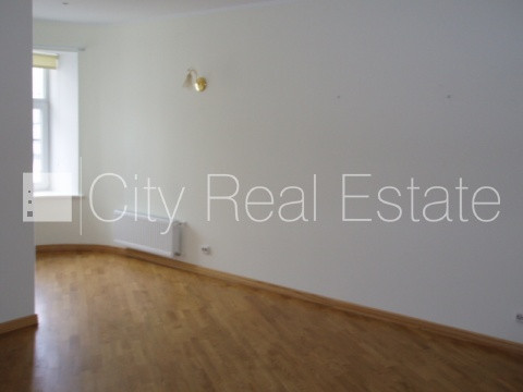 Fasādes māja, renovēta māja, ieeja no ielas, ir lifts, kāpņu telpa pēc kosmētiskā remonta, Rīga - foto 16