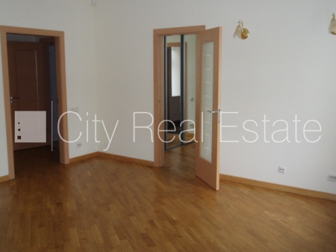 Fasādes māja, renovēta māja, ieeja no ielas, ir lifts, kāpņu telpa pēc kosmētiskā remonta, Rīga - foto 19