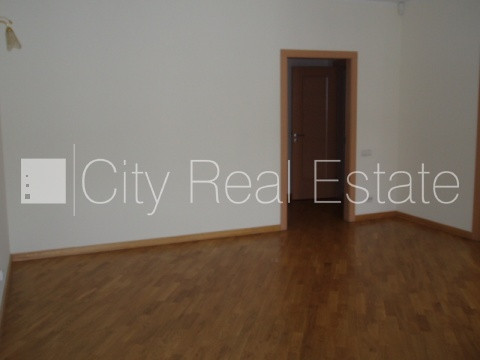 Fasādes māja, renovēta māja, ieeja no ielas, ir lifts, kāpņu telpa pēc kosmētiskā remonta, Rīga - foto 18