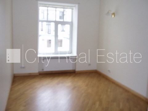 Fasādes māja, renovēta māja, ieeja no ielas, ir lifts, kāpņu telpa pēc kosmētiskā remonta, Rīga - foto 11