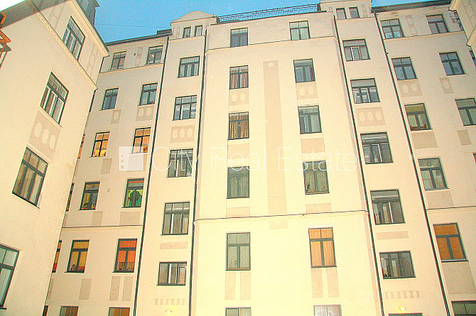 Fasādes māja, renovēta māja, labiekārtots apzaļumots pagalms, slēgts pagalms, ieeja no Rīga - foto 20