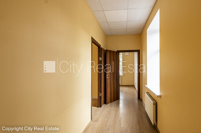 Фасадный дом, места для нескольких машин, до детской игровой площадки 50 м, окна Рига - изображение 14