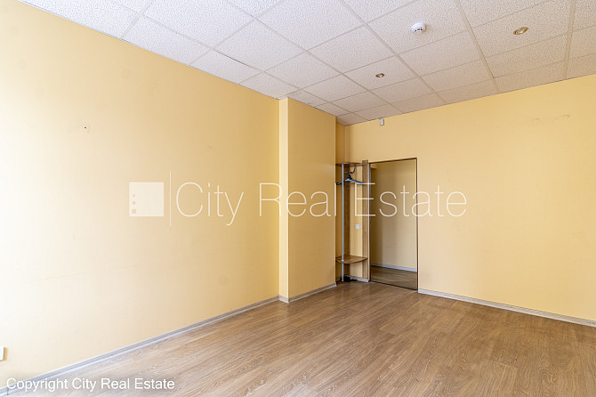 Фасадный дом, места для нескольких машин, до детской игровой площадки 50 м, окна Рига - изображение 13