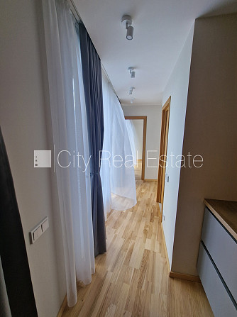 Здание во дворе, реновированный дом, благоустроенный озеленённый двор, Рига - изображение 17