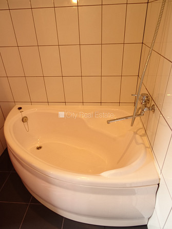 Pagalma māja, renovēta māja, labiekārtota apzaļumota teritorija, vieta automašīnai, ieeja no Rīga - foto 15