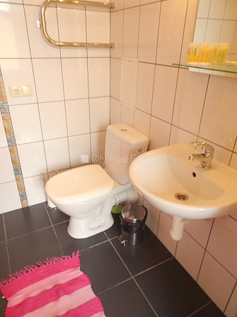 Pagalma māja, renovēta māja, labiekārtota apzaļumota teritorija, vieta automašīnai, ieeja no Rīga - foto 16