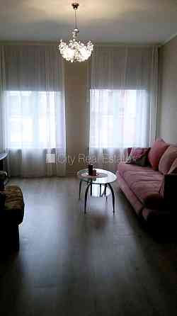 Фасадный дом, фасад с деревянной отделкой, место для машины, вход со двора, окна Rīga