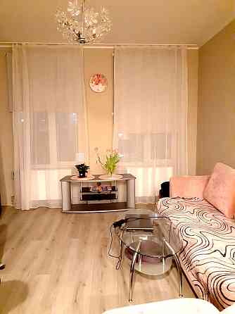 Фасадный дом, фасад с деревянной отделкой, место для машины, вход со двора, окна Rīga