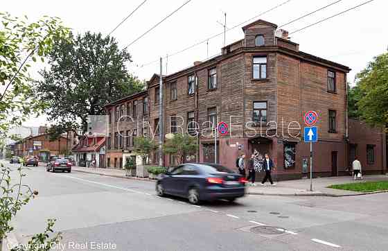 Фасадный дом, фасад с деревянной отделкой, место для машины, вход со двора, окна Rīga