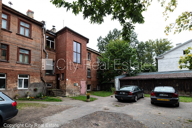 Fasādes māja, fasāde ar koka apdari, vieta automašīnai, ieeja no pagalma, logi vērsti mājas Rīga - foto 19