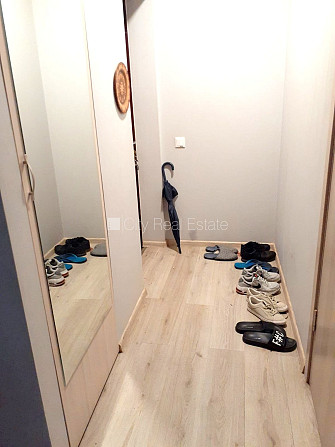 Fasādes māja, fasāde ar koka apdari, vieta automašīnai, ieeja no pagalma, logi vērsti mājas Rīga - foto 14