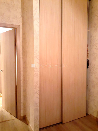 Fasādes māja, fasāde ar koka apdari, vieta automašīnai, ieeja no pagalma, logi vērsti mājas Rīga - foto 13