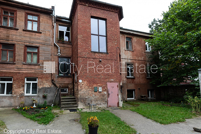 Fasādes māja, fasāde ar koka apdari, vieta automašīnai, ieeja no pagalma, logi vērsti mājas Rīga - foto 17