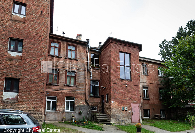 Fasādes māja, fasāde ar koka apdari, vieta automašīnai, ieeja no pagalma, logi vērsti mājas Rīga - foto 18