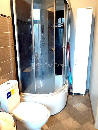 Fasādes māja, fasāde ar koka apdari, vieta automašīnai, ieeja no pagalma, logi vērsti mājas Rīga - foto 10