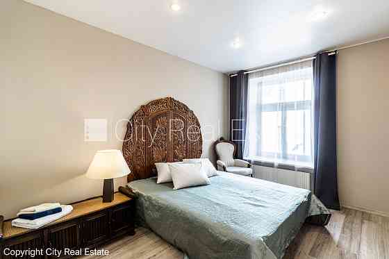 Фасадный дом, реновированный дом, вход с улицы, лестничная клетка после Рига