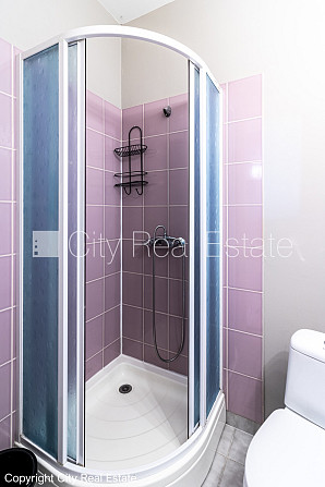 Фасадный дом, реновированный дом, вход с улицы, лестничная клетка после Рига - изображение 12