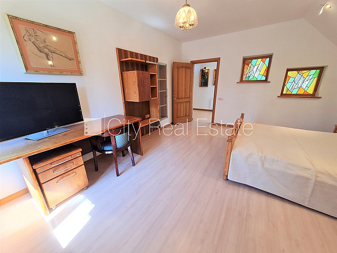 Частный дом, территория обнесена железным забором, места для нескольких машин, Рига - изображение 19