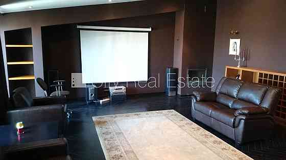 Мансарда, лифт, французский балкон, окна выходят во двор, одна изолированная Рига