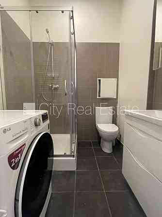 Реновированный дом, место для машины, лестничная клетка после капитального Рига