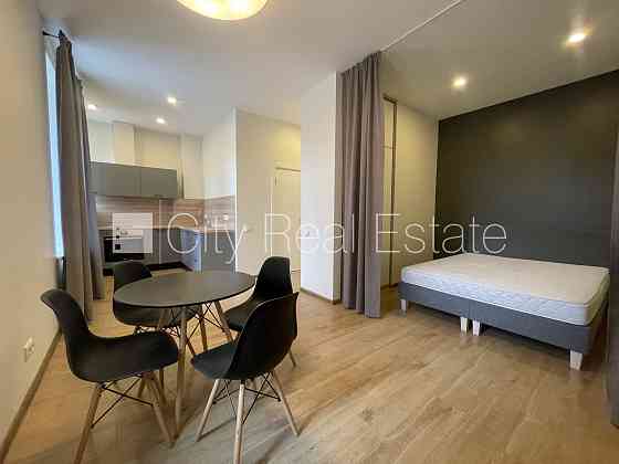 Реновированный дом, место для машины, лестничная клетка после капитального Рига