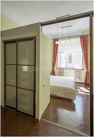 Фасадный дом, закрытый двор, вход с улицы, лестничная клетка после косметического Рига