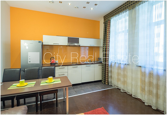 Фасадный дом, закрытый двор, вход с улицы, лестничная клетка после косметического Рига - изображение 2