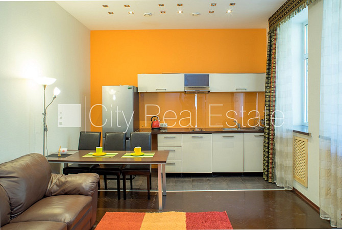 Фасадный дом, закрытый двор, вход с улицы, лестничная клетка после косметического Рига - изображение 3