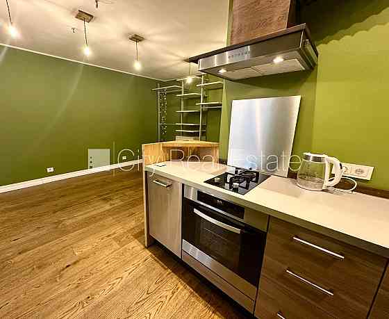 Дом во дворе, благоустроенная озеленённая территория, место для машины, лифт, Рига