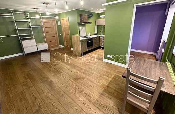 Дом во дворе, благоустроенная озеленённая территория, место для машины, лифт, Рига