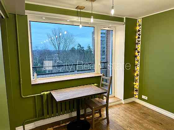 Дом во дворе, благоустроенная озеленённая территория, место для машины, лифт, Рига