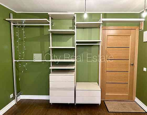 Дом во дворе, благоустроенная озеленённая территория, место для машины, лифт, Рига