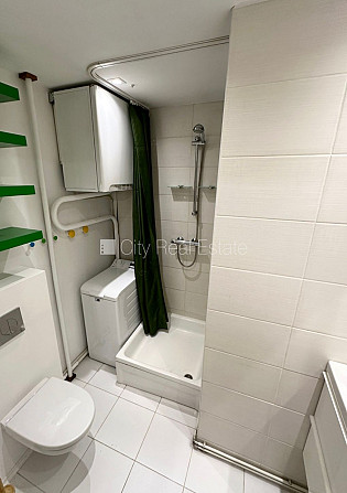 Дом во дворе, благоустроенная озеленённая территория, место для машины, лифт, Рига - изображение 10