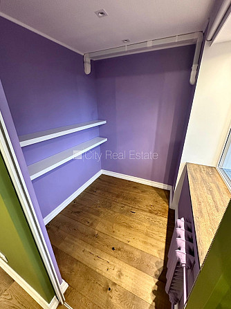 Дом во дворе, благоустроенная озеленённая территория, место для машины, лифт, Рига - изображение 8