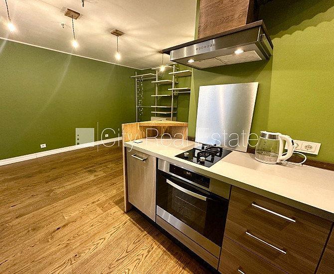 Дом во дворе, благоустроенная озеленённая территория, место для машины, лифт, Рига - изображение 2