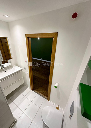 Дом во дворе, благоустроенная озеленённая территория, место для машины, лифт, Рига - изображение 11