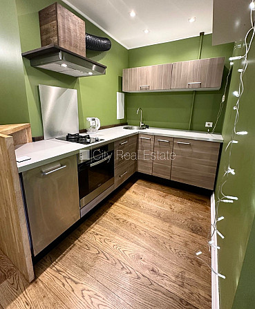 Дом во дворе, благоустроенная озеленённая территория, место для машины, лифт, Рига - изображение 1