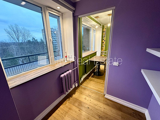 Дом во дворе, благоустроенная озеленённая территория, место для машины, лифт, Рига - изображение 9