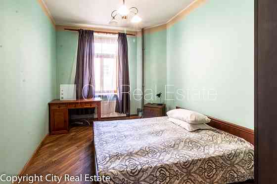 Дом во дворе, реновированный дом, закрытый двор, лифт, лестничная клетка после Рига