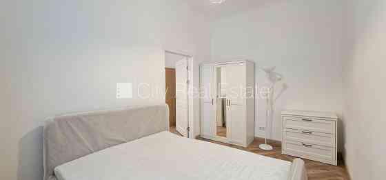 Фасадный дом, реновированный дом, вход с улицы, одна изолированная комната, Рига